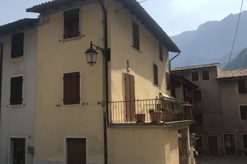 Casa Indipendente in Vendita nel paese di Brentino Belluno Via Roma