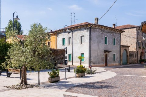 Casa Angolare con Cortile Privato in Vendita ad Arcè di Pescantina Via Piazzola