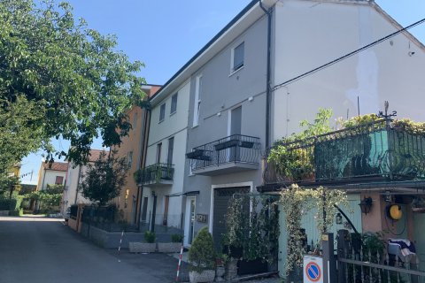 Appartamento ristrutturato con terrazzo in Vendita a Verona Strada La Genovesa