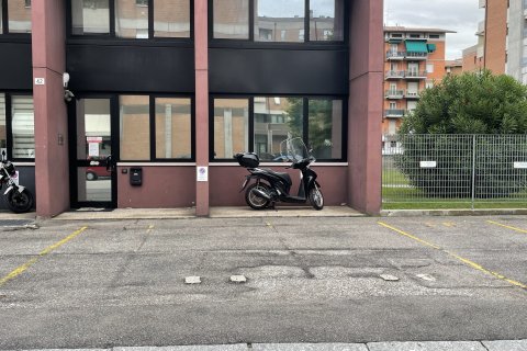 Ufficio Vetrinato al Piano Terra in Vendita a Verona Via Adriano Cristofoli