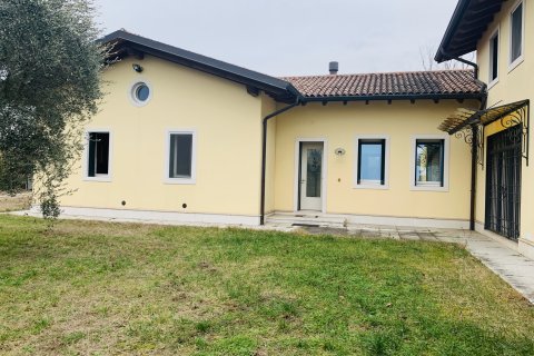 Villa con Piscina e Giardino in Vendita a Verona Via Ca Di Cozzi