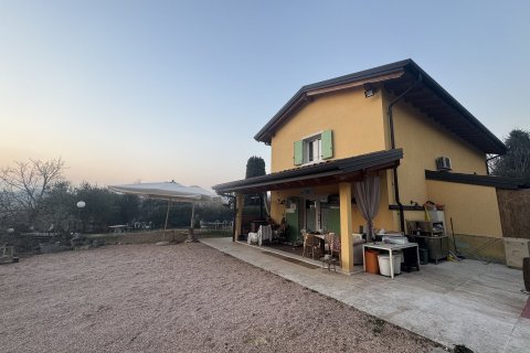 Recente Villetta Arredata con mega Giardino in Affitto a Verona Via San Vincenzo Zona Torricelle