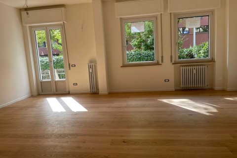 Appartamento ristrutturato con cortile privato in vendita a Verona Via C. Ederle