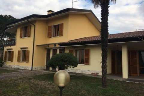 Villa con Giardino in Vendita a Pescantina Via Moceniga